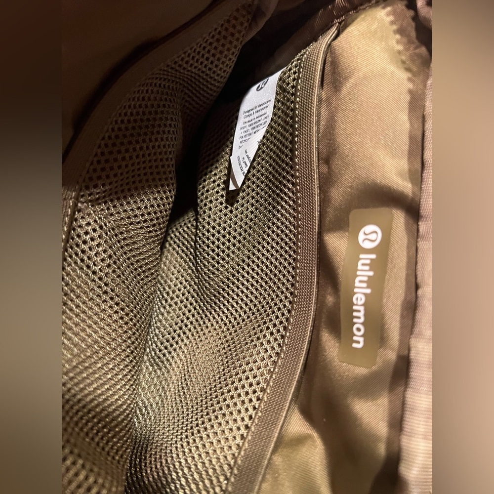 Lululemon Large Crossbody Belt Bag NWT - Picture 3 of 10